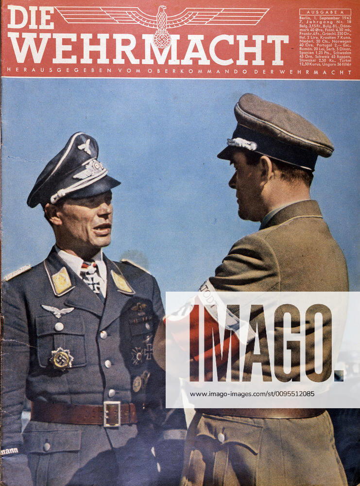 Deuxieme guerre mondiale Discussions entre deux officiers allemands : Albert SPEER, chef de l organisation Todt, et le commandant KUPFER. Photographie publiee dans le journal allemand Die Wehrmacht datant de 1943. Credit : JEAN VIGNE KHARBINE-TAPABOR.