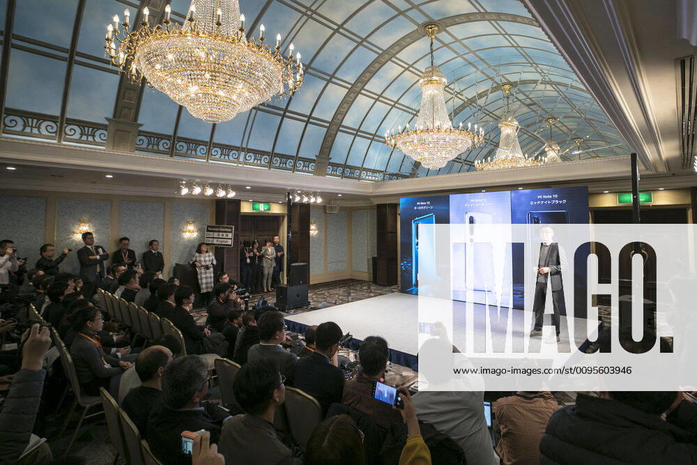 (191210) -- BEIJING, Dec. 10, 2019 -- Photo taken on Dec. 9, 2019 shows the launch ceremony of Xiaomi in Tokyo, Japan. Chinese tech firm Xiaomi announced on Monday that it would enter the Japanese market with its latest flagship smartphone Mi Note 10 in Tokyo, Japan. ) XINHUA PHOTOS OF THE DAY DuxXiaoyi