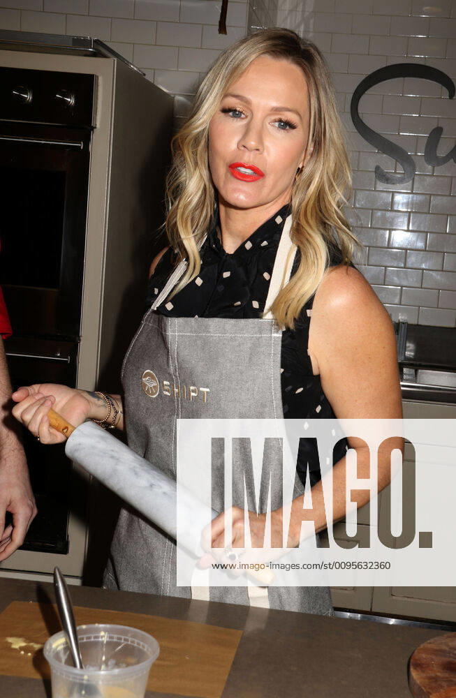Actress JENNIE GARTH from Beverly Hills 90210 holds a rolling pin at the partnership launch of Shipt, a grocery delivery service and kitchenware retailer Sur La Table. New York USA - ZUMAk03_ 20191210_zaf_k03_098