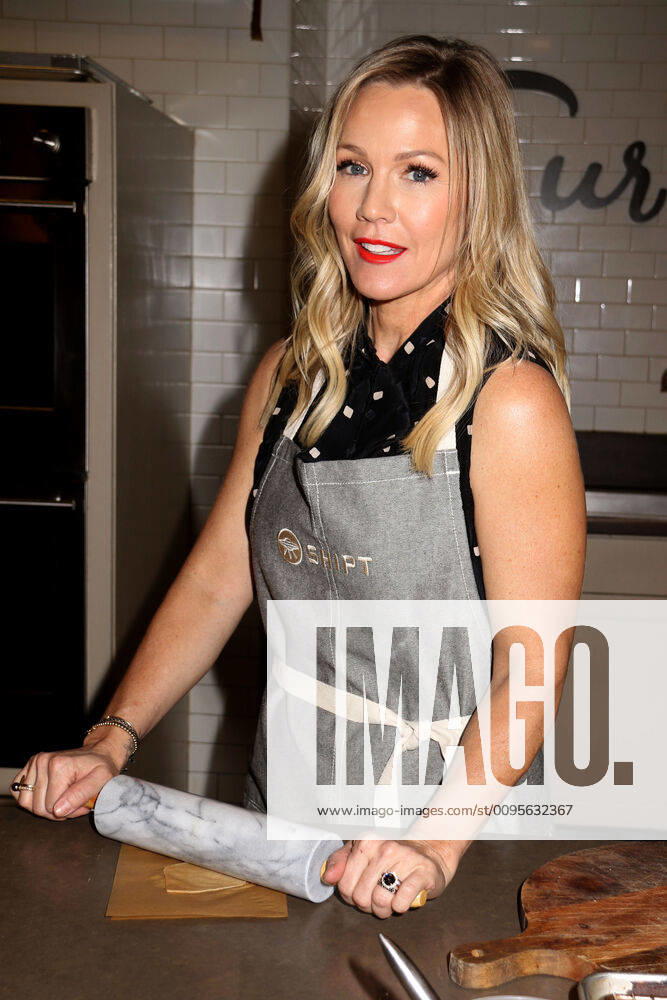 Actress JENNIE GARTH from Beverly Hills 90210 uses a rolling pin at the partnership launch of Shipt, a grocery delivery service and kitchenware retailer Sur La Table. New York USA - ZUMAk03_ 20191210_zaf_k03_104