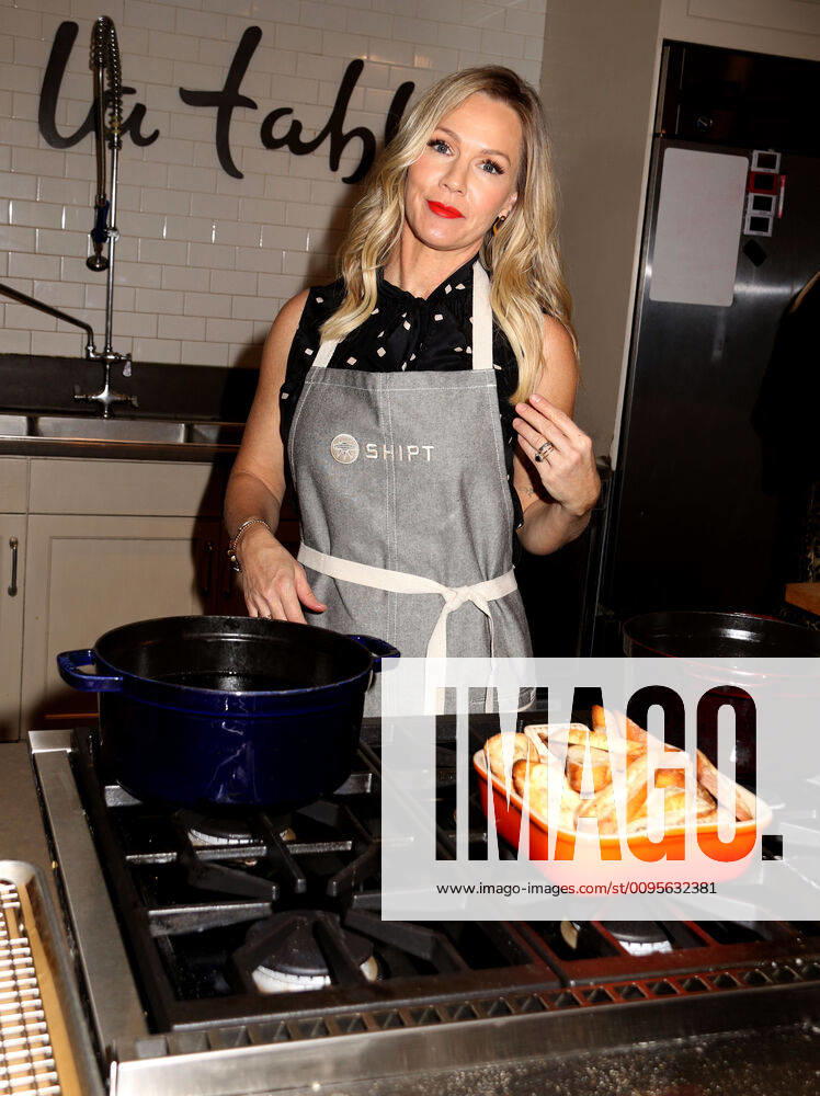 Actress JENNIE GARTH from Beverly Hills 90210 at the partnership launch of Shipt, a grocery delivery service and kitchenware retailer Sur La Table. New York USA - ZUMAk03_ 20191210_zaf_k03_112