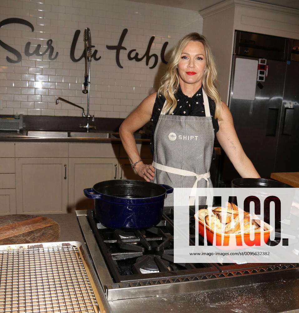 Actress JENNIE GARTH from Beverly Hills 90210 at the partnership launch of Shipt, a grocery delivery service and kitchenware retailer Sur La Table. New York USA - ZUMAk03_ 20191210_zaf_k03_113