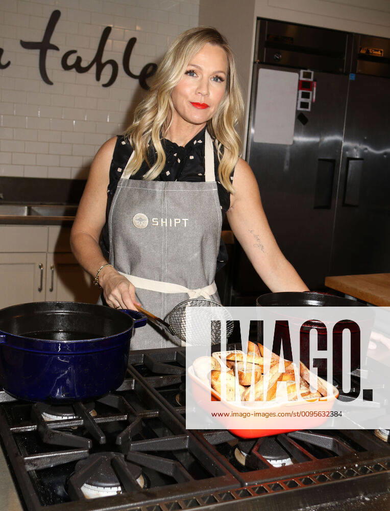 Actress JENNIE GARTH from Beverly Hills 90210 at the partnership launch of Shipt, a grocery delivery service and kitchenware retailer Sur La Table. New York USA - ZUMAk03_ 20191210_zaf_k03_114