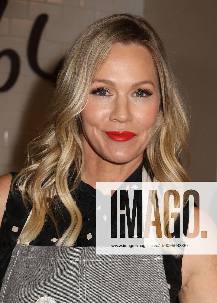 Actress JENNIE GARTH from Beverly Hills 90210 at the partnership launch of Shipt, a grocery delivery service and kitchenware retailer Sur La Table. New York USA - ZUMAk03_ 20191210_zaf_k03_117