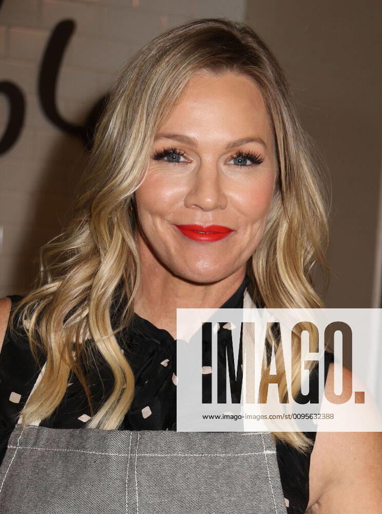Actress JENNIE GARTH from Beverly Hills 90210 at the partnership launch of Shipt, a grocery delivery service and kitchenware retailer Sur La Table. New York USA - ZUMAk03_ 20191210_zaf_k03_118
