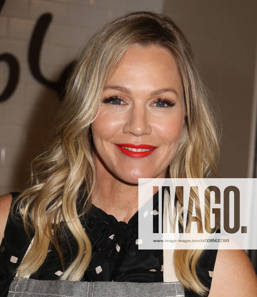 Actress JENNIE GARTH from Beverly Hills 90210 at the partnership launch of Shipt, a grocery delivery service and kitchenware retailer Sur La Table. New York USA - ZUMAk03_ 20191210_zaf_k03_119