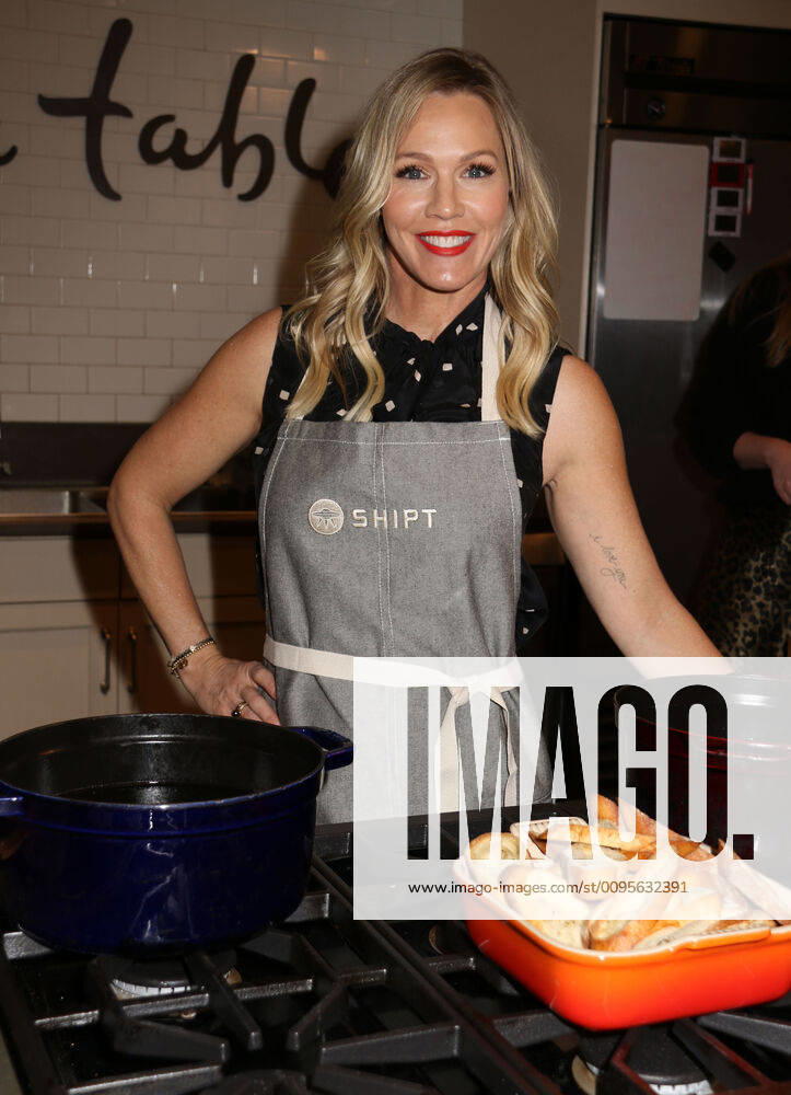 Actress JENNIE GARTH from Beverly Hills 90210 at the partnership launch of Shipt, a grocery delivery service and kitchenware retailer Sur La Table. New York USA - ZUMAk03_ 20191210_zaf_k03_120