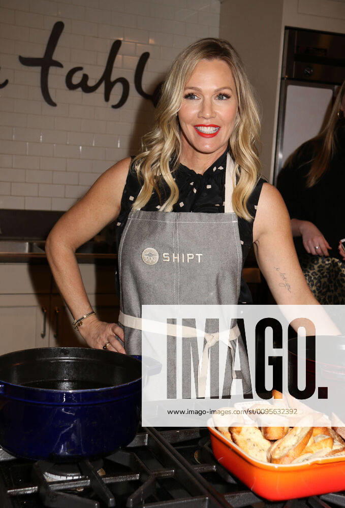 Actress JENNIE GARTH from Beverly Hills 90210 at the partnership launch of Shipt, a grocery delivery service and kitchenware retailer Sur La Table. New York USA - ZUMAk03_ 20191210_zaf_k03_121