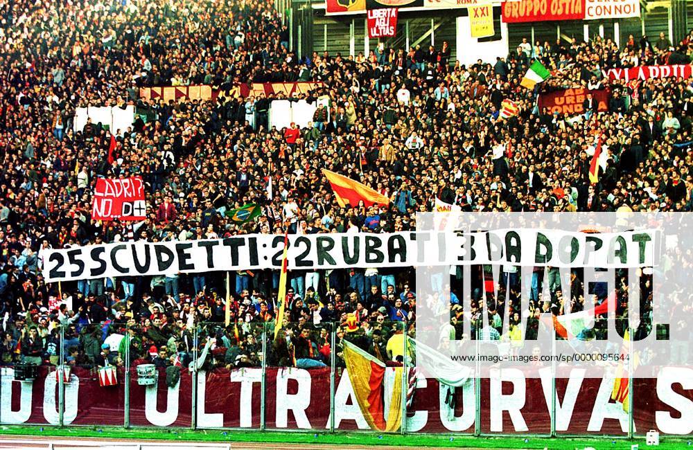 Krieg der Tifosi: die Römer Ultras beschuldigen die Juve: 25 Meistertitel: 22 gestohlen, 3 als Gedopte Fußball Herren Seria A 1998 1999, Italienische Liga, Meisterschaft, AS Rom - Juventus Turin Totale Stadio Olimpico Rom Spannung, Wut,