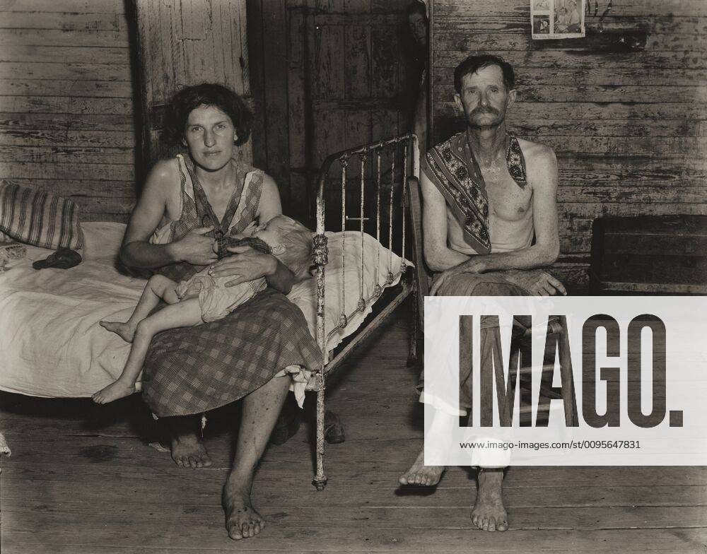 Bud Fields with His Wife Ivy, and His Daughter Ellen, Hale County, Alabama, Walker Evans (American, 1903 - 1975), 1936, Gelatin silver print, 19.4 x 24.4 cm (7 5 8 x 9 5 8 in.) Copyright Artokoloro LCD3_191706_06489