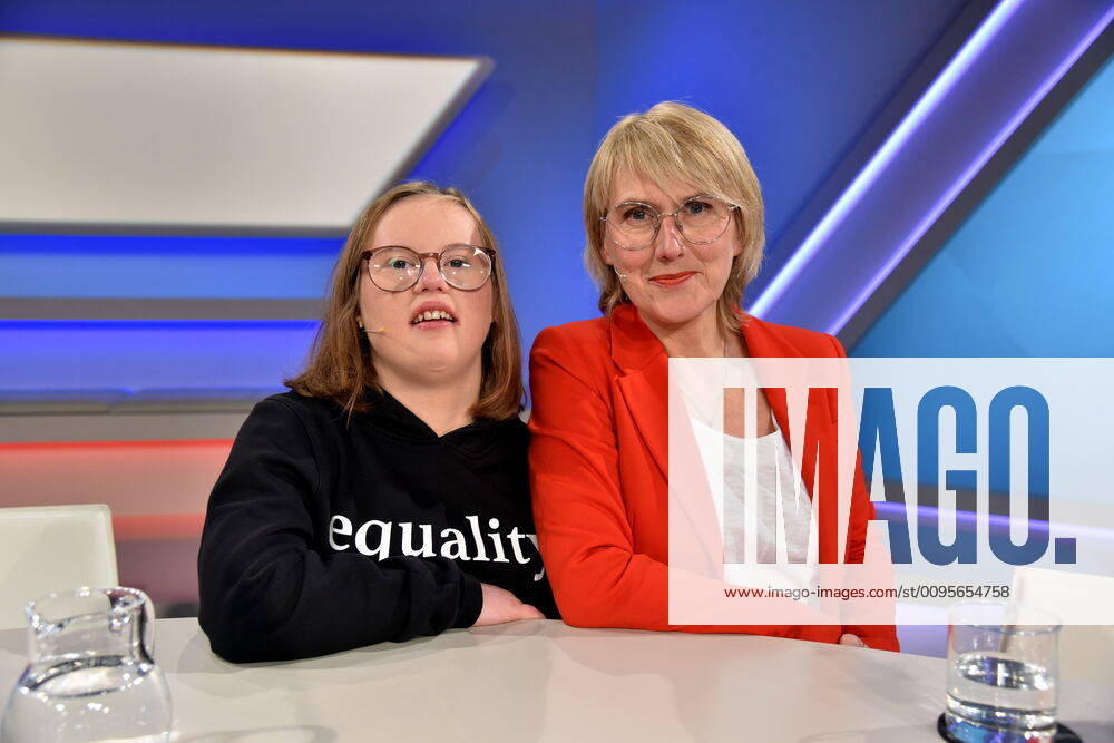Die Aktivistin mit Downsyndrom Natalie Dedreux, l-r, und ihre Mutter Michaela Dedreux zu Gast in der ARD Talkshow Maischberger . Die Woche am 11.12.2019 in Köln