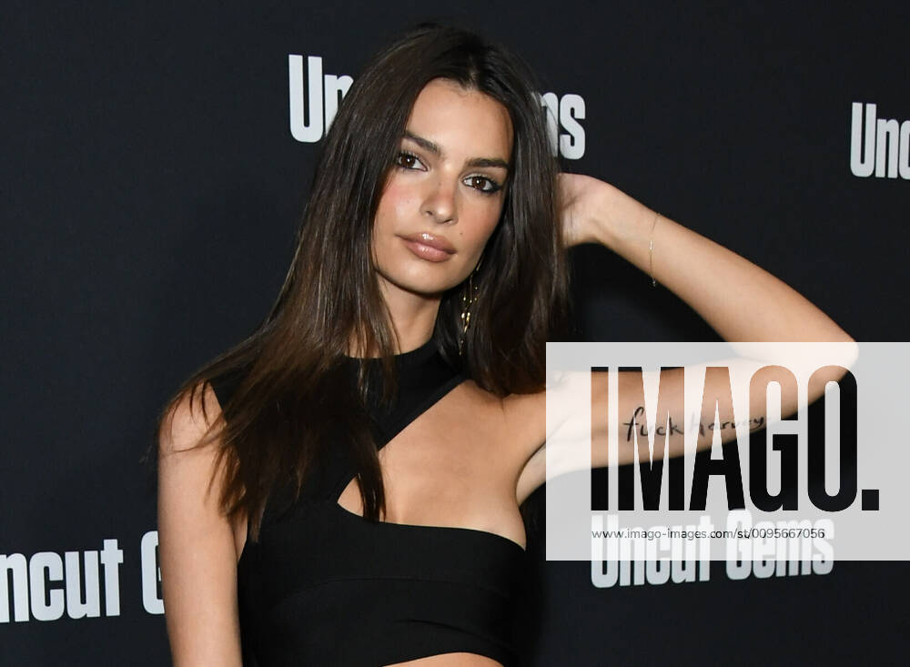 Bilder des Jahres 2019, Entertainment 12 Dezember 11 December 2019 - Hollywood, California - Emily Ratajkowski. A24 s Uncut Gems Los Angeles Premiere held at The Dome at Arclight Hollywood. Photo Credit: Birdie Thompson AdMedia 248631 2019-12-11 California Hollywood Etats-Unis