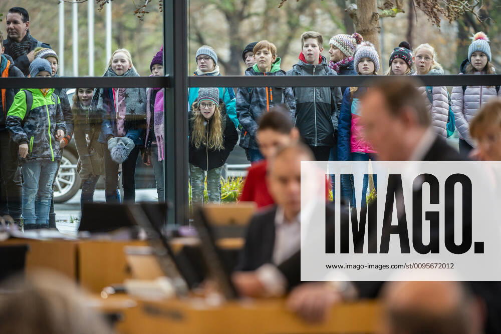 3. PLENARSITZUNG IM THÜRINGER LANDTAG 12 12 2019 - Erfurt: Besucher des Landtags schauen durch das Fenster während der Thüringer Ministerpräsident Bodo Ramelow (DIE LINKE) die Regierungserklärung zum Thüringen-Monitor 2019 ab gibt in der 3. Plenarsitzung des Thüringer Landtags am 12. Dezember 2019. _________________