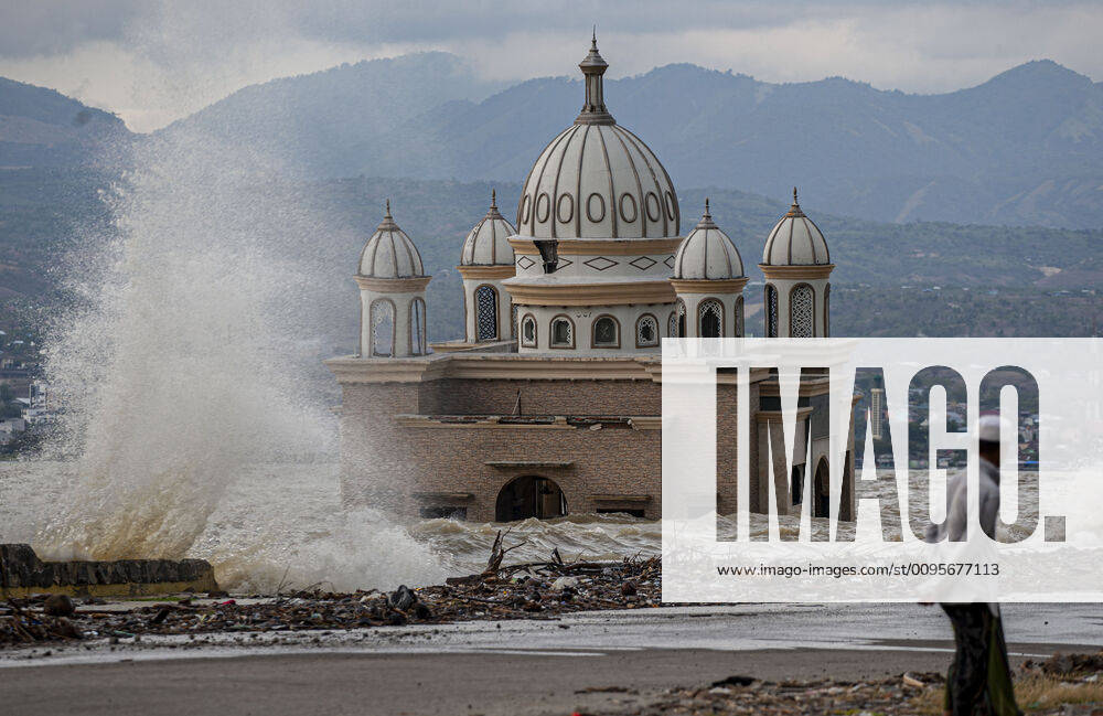 (191212) -- PALU, Dec. 12, 2019 -- A man watches high wave at Palu Bay, Central Sulawesi, Indonesia, Dec. 12, 2019. The Meteorology, Climatology and Geophysics Agency (BMKG) has issued warnings of possible strong winds and high waves in several regions across Indonesia. (Photo by Xinhua) INDONESIA-PALU-WEATHER-HIGH WAVE Opan