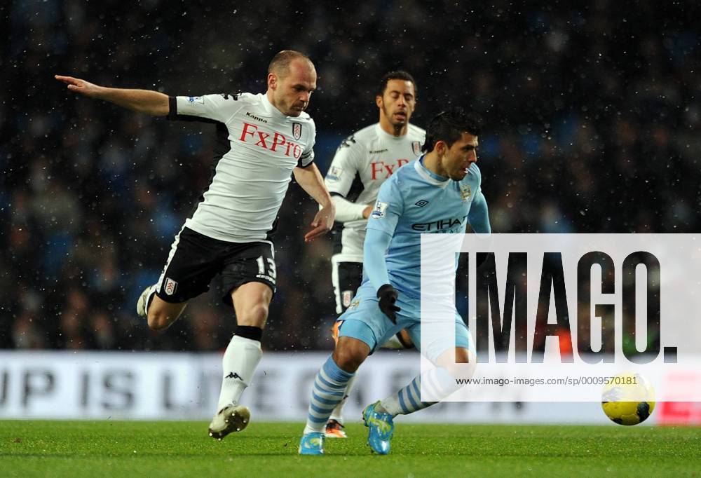 Manchester City s Sergio Kun Agüero in action against Fulham s Danny Murphy during the Premiership match at the Etihad Stadium. ZWEIx xPropagandax