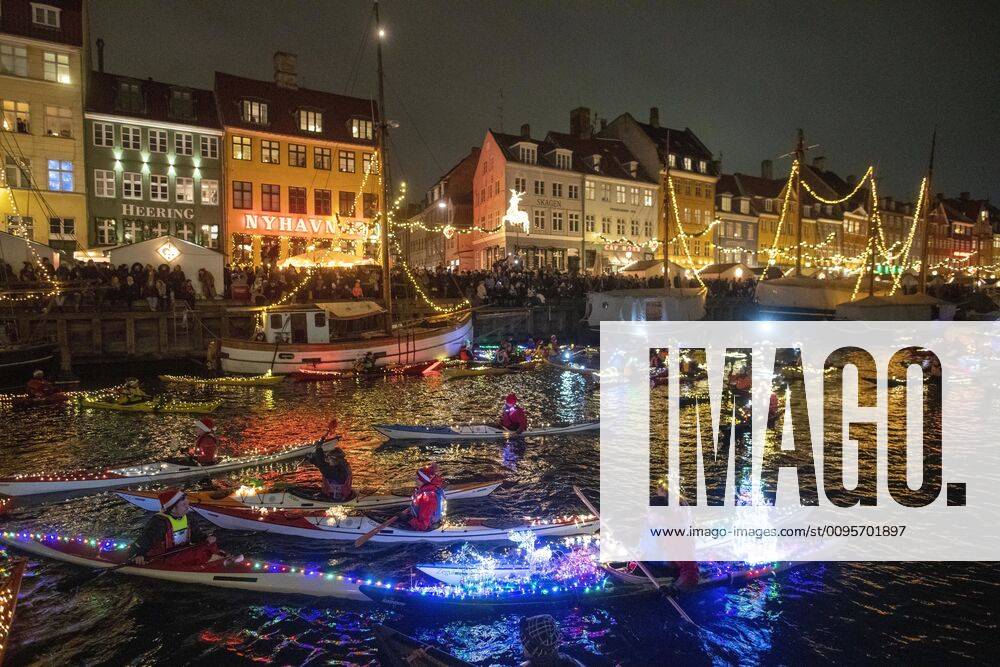 Kajakroerne holder Lucia-optog i Koebenhavns Havn, fredag den 13. december 2019.. , Copenhagen Denmark