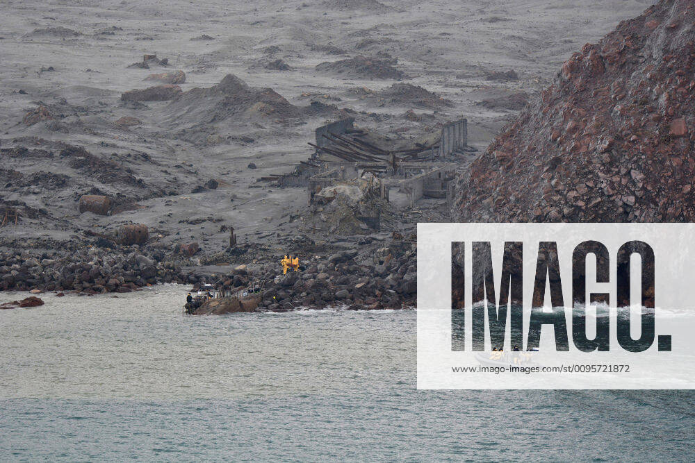 Rescuers head to the White Island after volcanic eruption. The recovery team has retrieved six bodies from New Zealand s White Island volcano despite eruption risks, four days after it erupted. Fourteen deaths have been confirmed from Monday s eruption. White Island New Zealand - ZUMA 20191213_int_z03_005