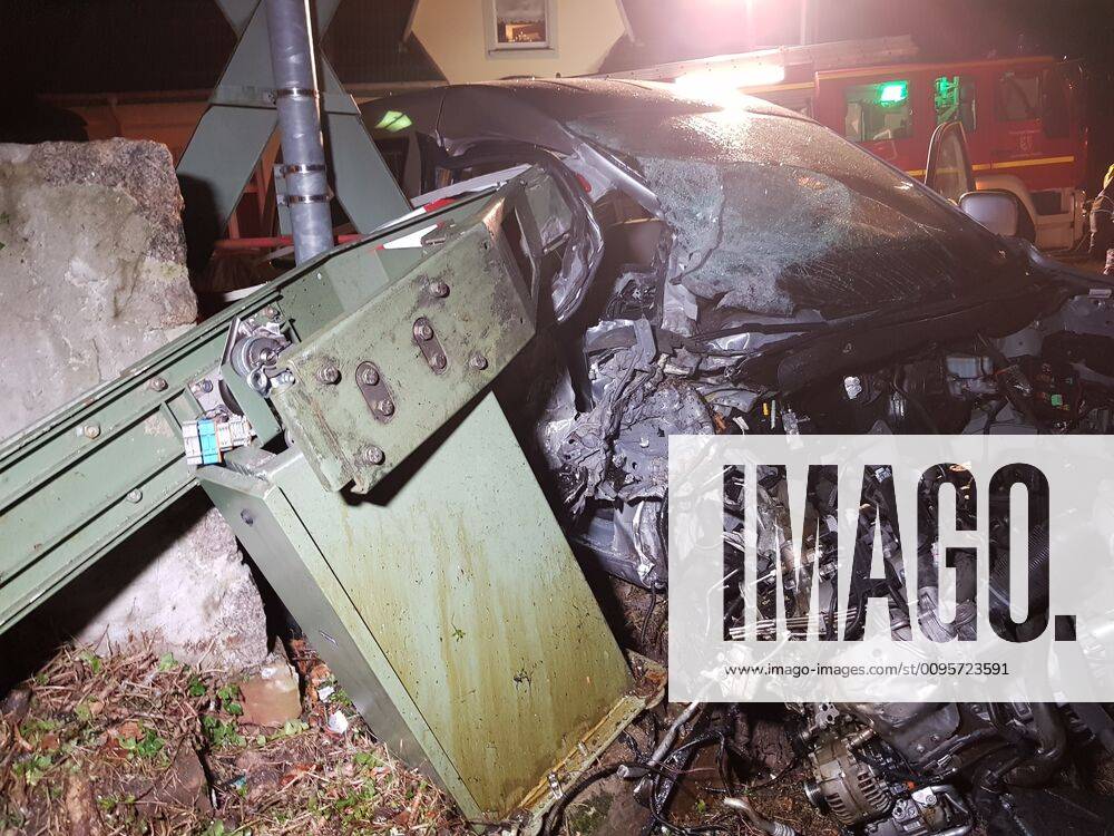 Autofahrer fährt rückwärts auf einen Bahnübergang Die Schranken schließen sich und der Zug erfasst ihn Am Freitagabend, kurz nach 21.00 Uhr, fuhr der Fahrer eines Pkw VW Caddy rückwärts auf den Bahnübergang in der Bahnhofstraße in Laufenburg. Zur gleichen Zeit schlossen sich die Schranken wegen eines herannahenden Zugs. Trotz eingeleiteter Notbremsung erfasste der Interregio den Pkw an dessen vorderen linken Fahrzeugseite und kam kurz danach im Rappensteintunnel zum Stehen. Der 73-jährige Fahrer des Pkws wurde leicht verletzt, die 43 Fahrgäste im Zug blieben unverletzt. Der PKW wurde nicht mitgeschleift, sondern wurde lediglich am Frontbereich beschädigt, teilt der Feuerwehrkommandant auf Nachfrage mit. Die Aufgabe der Feuerwehr war den PKW zu sichern, auslaufende Flüssigkeiten zu binden und sich um die Zuginsassen zu