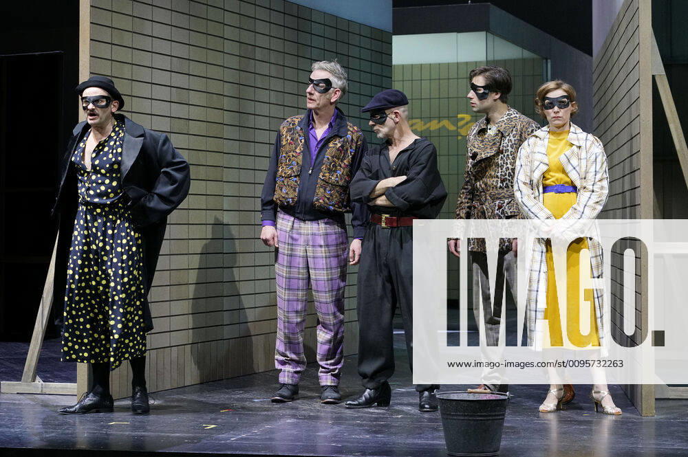 Bilder des Jahres 2019, Entertainment 12 Dezember Milan Peschel, Bernd Moss, Martin Wuttke, Jeremy Mockridge und Judith Hofmann bei der Fotoprobe zum Theaterstück (Life on earth can be sweet) Donna im Deutschen Theater. Berlin
