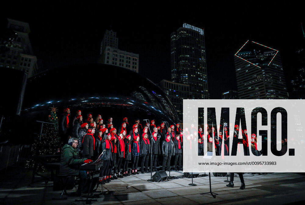 Bilder des Jahres 2019, Entertainment 12 Dezember (191214) -- CHICAGO, Dec. 14, 2019 (Xinhua) -- A choir sings Christmas carols in Millennium Park, Chicago, the United States, on Dec. 13, 2019. (Photo by Joel Lerner Xinhua) U.S.-CHICAGO-CHRISTMAS CAROLS