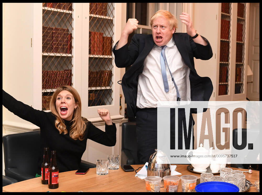 Bilder des Jahres 2019, News 12 Dezember . 13 12 2019. London, United Kingdom. Boris Johnson Election Night. Britain s Prime Minister Boris Johnson and his partner Carrie Symonds watch the 2019 Election results on the TV in his study in No10 Downing Street. xAndrewxParsonsx xi-Imagesx IIM-20574-0013