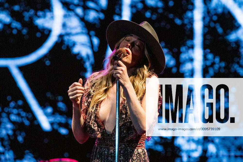 Bilder des Jahres 2019, Entertainment 12 Dezember HOLLYWOOD FL - DECEMBER 14: LeAnn Rimes performs during her You and Me and Christmas Tour at the Seminole Casino Coconut Creek on December 14, 2019 in Coconut Creek, Florida.