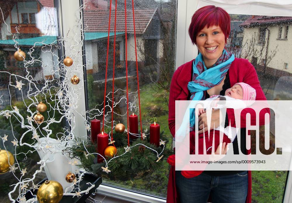 , Zu Besuch bei Kati Wilhelm mit ihrer Tochter Lotta in Steinbach-Hallenberg im Bild: Kati Wilhelm (35) mit ihrer schlafenden Tochter Lotta (3 Wochen) im Wintergarten ihrer Eltern in Steinbach-Hallenberg