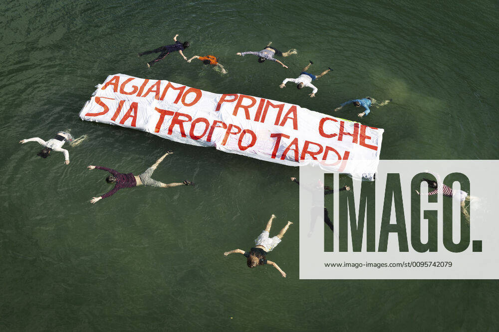 Bilder des Jahres 2019, News 12 Dezember December 15, 2019, Roma, Roma, Italy: Act before is too late†(in Italian â€oeAgiamo prima che sia troppo tardiâ€Â)..Fake drown people flash mob by Extinction Rebellion in Roma in the lake of EUR neighborhood.. xtinction Rebellion, is a non-political movement with the stated aim of using civil disobedience to compel government action on climate breakdown, biodiversity loss, and the risk of social and ecological collapse. Roma Italy - ZUMAt147 20191215_zip_t147_004