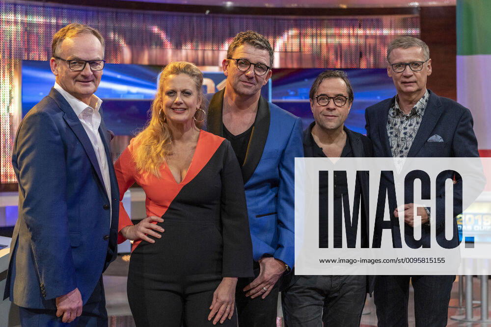 2019 - Das Quiz - Jahresrückblick am 30. Dezember 2019. Von links nach rechts: Frank Plasberg, Barbara Schöneberger, Hans Sigl, Jan Josef Liefers und Günther Jauch. Regelmäßig lädt der Journalist Frank Plasberg den Kollegen und Moderator Günther Jauch, die Fernsehmoderatorin, Entertainerin, Schauspielerin und Sängerin Barbara Schöneberger und den Schauspieler Jan Josef Liefers zu seinem großen, als Jahresrückblick konzipierten Quiz-Wettkampf. Erstmals dabei ist der österreichische Schauspieler Hans Sigl. Hürth Nordrhein-Westfalen Deutschland