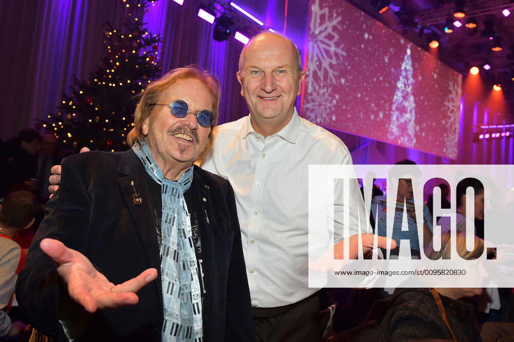 25 Jahre Frank Zander Weihnachtsfest Frank Zander, Dietmar Woidke Reinhard Mey, Liedermacher, Songwriter 25 Jahre Frank Zander Obdachlosen-Weihnachtsfeier fuer Obdachlose im Estrel Hotel in Berlin am 20.12.2019