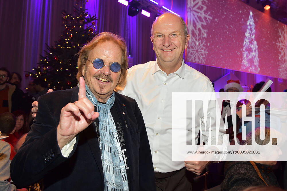 25 Jahre Frank Zander Weihnachtsfest Frank Zander, Dietmar Woidke Reinhard Mey, Liedermacher, Songwriter 25 Jahre Frank Zander Obdachlosen-Weihnachtsfeier fuer Obdachlose im Estrel Hotel in Berlin am 20.12.2019
