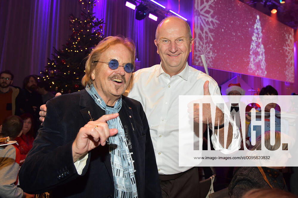 25 Jahre Frank Zander Weihnachtsfest Frank Zander, Dietmar Woidke Reinhard Mey, Liedermacher, Songwriter 25 Jahre Frank Zander Obdachlosen-Weihnachtsfeier fuer Obdachlose im Estrel Hotel in Berlin am 20.12.2019