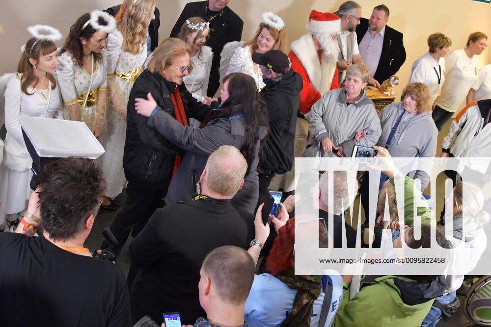 25 Jahre Frank Zander Weihnachtsfest Frank Zander begruesst seine Gaeste 25 Jahre Frank Zander Obdachlosen-Weihnachtsfeier fuer Obdachlose im Estrel Hotel in Berlin am 20.12.2019