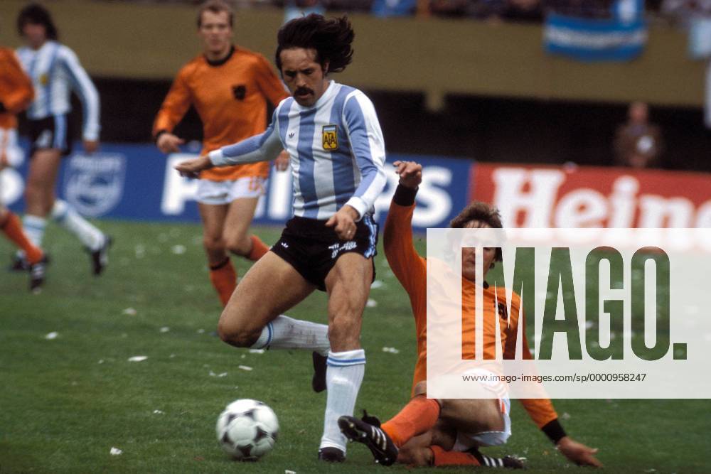 Leopoldo Luque (li., Argentinien) gegen Ruud Krol (Niederlande) Fußball WM Herren Weltmeisterschaft 1978, Länderspiel, Finale, Endspiel, Nationalmannschaft, Nationalteam Gruppe Buenos Aires Dynamik,