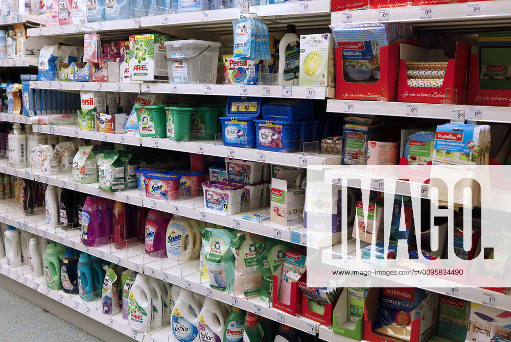 Waschmittel in einem Regal der Drogerie Marktkette DM in den Schadow Arkaden in der Innenstadt in Düsseldorf