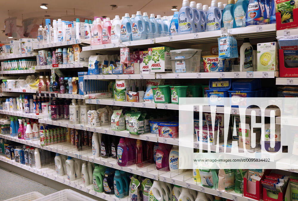 Waschmittel in einem Regal der Drogerie Marktkette DM in den Schadow Arkaden in der Innenstadt in Düsseldorf