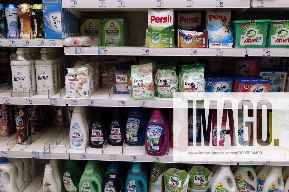 Waschmittel in einem Regal der Drogerie Marktkette DM in den Schadow Arkaden in der Innenstadt in Düsseldorf