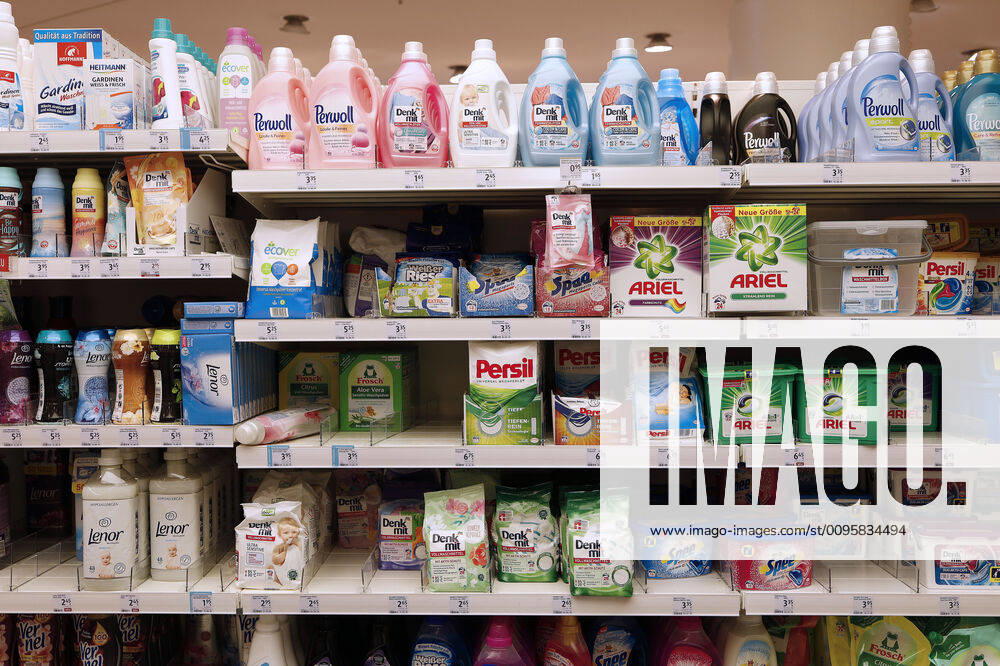 Waschmittel in einem Regal der Drogerie Marktkette DM in den Schadow Arkaden in der Innenstadt in Düsseldorf