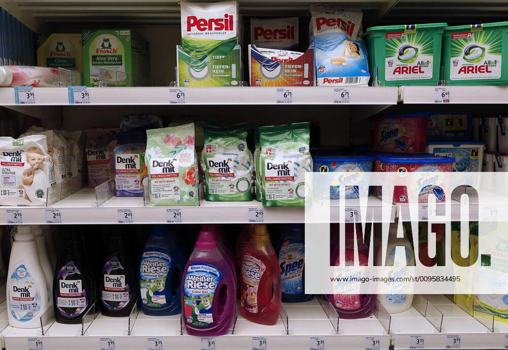 Waschmittel in einem Regal der Drogerie Marktkette DM in den Schadow Arkaden in der Innenstadt in Düsseldorf