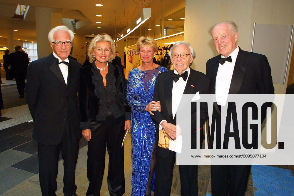 Festakt 09.09.2001 Prof. Dr. Erich Marx, Annette Graefin von Rantzau, Evelyn Schleifer, Prof. Dr. Heinz Berggruen, Thomas - Tom - Laurence Farmer (American Academy), in der Berliner Philharmonie, Herbert-von-Karajan-Strasse 1 beim Festakt zur Gruendung des Juedischen Museums, Berlin - 09.09.2001 -