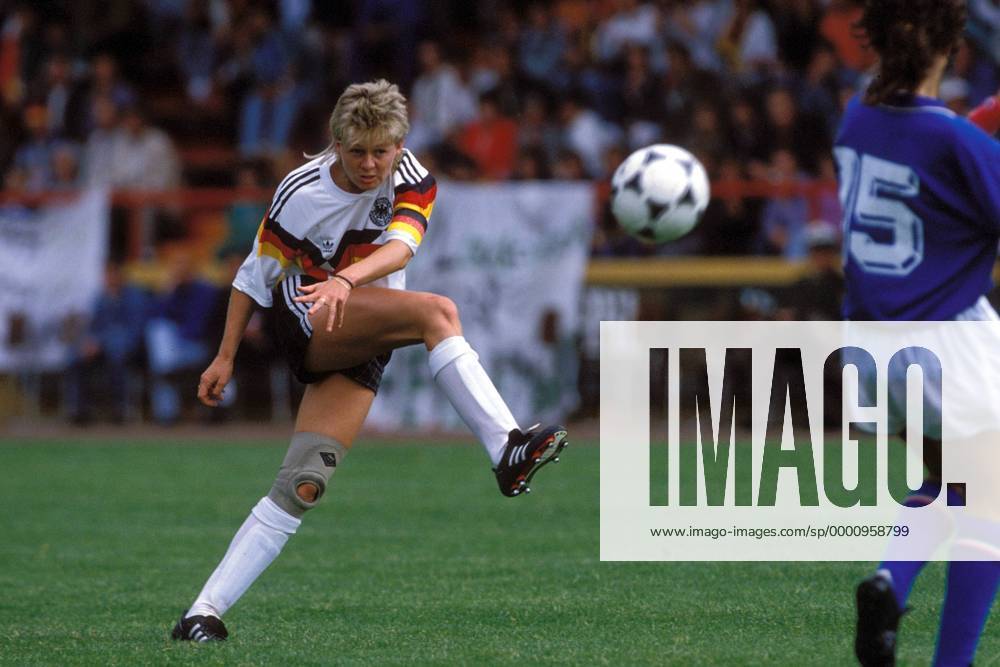 Sylvia Neid (BR Deutschland) zieht ab Fußball EM Damen Europameisterschaft 1989, Länderspiel, Halbfinale, Frauenfußball, Frauen, Nationalmannschaft, Einzelbild Siegen Dynamik,
