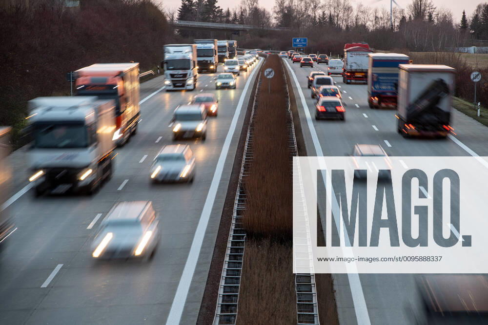 Verkehr auf der Autobahn 72 bei Stollberg. Sachsen Deutschland