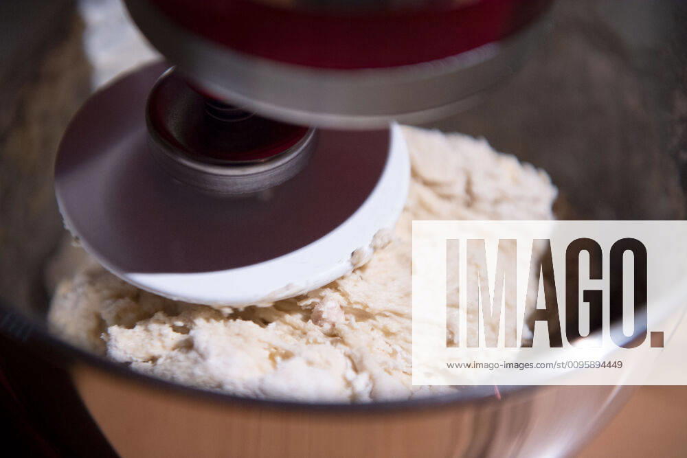 IMAGO Creative: Haushaltsgeräte - Küchenmaschine Herford, Deutschland 23.12.2019: Symbol Backen Teig wird in einer Küchenmaschine zubereitet , Herford Nordrhein-Westfalen Deutschland Gesamtschule Friedenstal