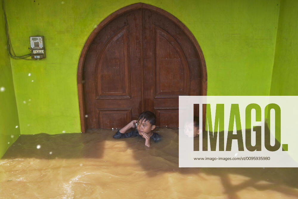Residents wade through a waterlogged area in Kampung Melayu, East Jakarta. Severe floods hit Indonesia capital for over a decade killing at least 30 people with almost 36,000 people displaced, the country s disaster agency reported. Jakarta Indonesia - ZUMAs197 20200102_zaa_s197_137