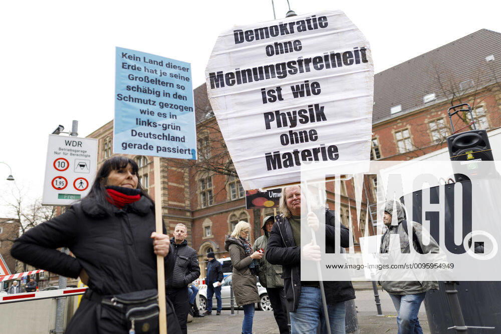 Demonstranten gegen den WDR bei den Protesten gegen das von einem Kinderchor gesungene Satire-Lied Meine Oma ist ne alte Umweltsau von WDR2 am WDR Gebäude in der Breite Straße. Köln
