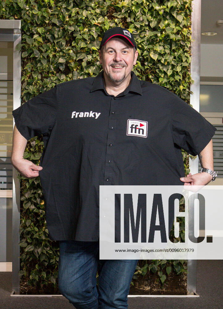 :FFN Morgenman Franky hat dank Magenverkleinerung bis heute schon 52 KG abgenommen, Grund genug um das schlanke Reh mal vor die Cam zu zerren, und ja springen kann er auch wieder Hannover Niedersachsen Deutschland