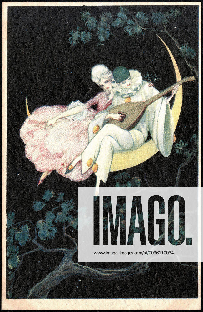 PIERROT Pierrot et Colombine sur un croissant de lune. Illustration anonyme pour une carte postale de OOO. Credit : IM Kharbine-Tapabor.