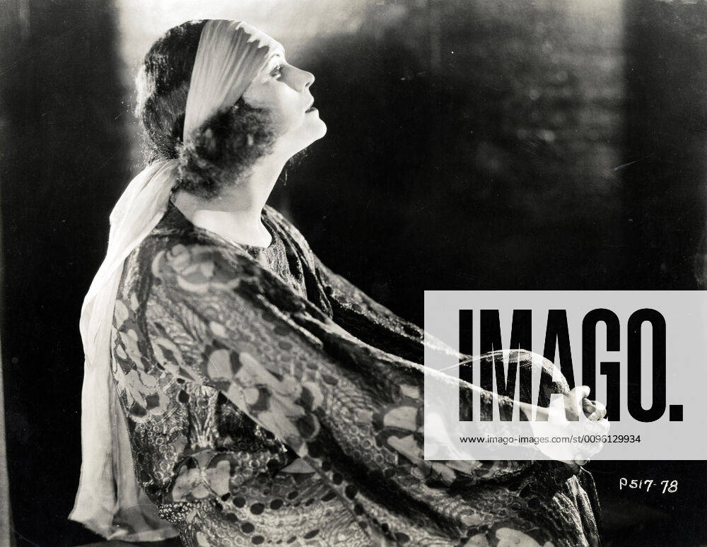 NEGRI Pola Pola NEGRI (1884-1987). Credit : Collection KHARBINE-TAPABOR.