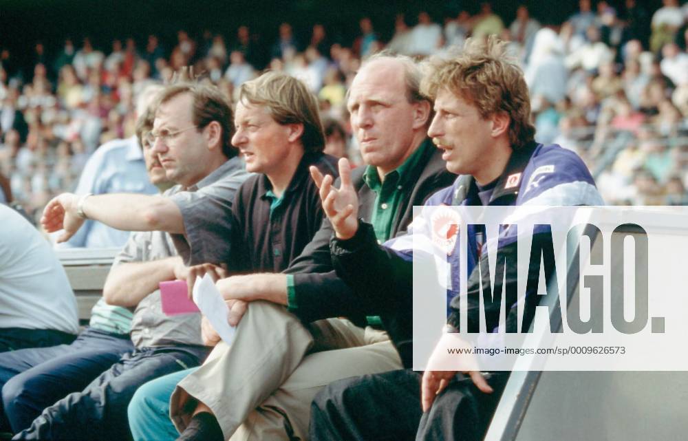 Eintracht Frankfurt - VFB Stuttgart 15.06.1991 von rechts Trainer DAUM Christoph , Manager HOENEß Dieter , Co-Trainer KÖSTNER Lorenz Günther