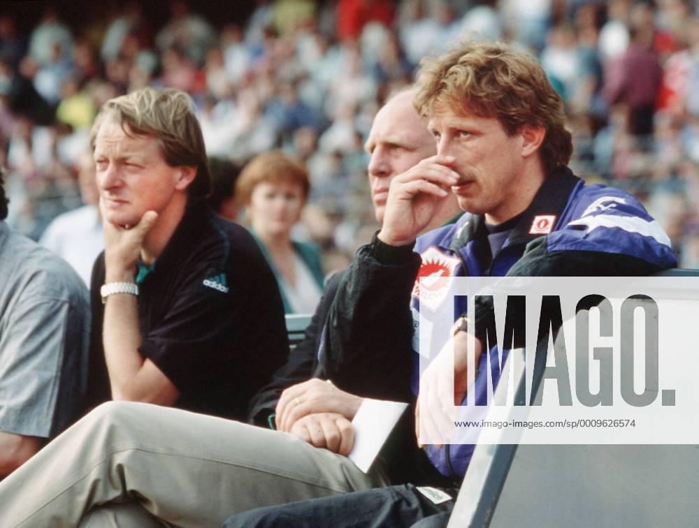 Eintracht Frankfurt - VFB Stuttgart 15.06.1991 von rechts Trainer DAUM Christoph , Manager HOENEß Dieter , Co-Trainer KÖSTNER Lorenz Günther